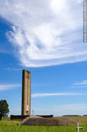 Monumento de Itacumbú en memoria de un accidente aéreo - Departamento de Artigas - URUGUAY. Foto No. 86087