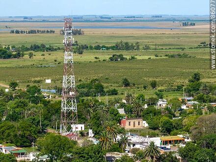 Vista aérea de la antena de telefonía de Tomás Gomensoro - Departamento de Artigas - URUGUAY. Foto No. 86077