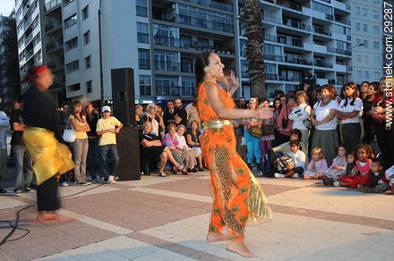 Artistic show on the week of the French speaking in Uruguay - Department of Montevideo - URUGUAY. Photo #29287
