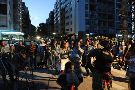 Espectáculo artístico en la semana de la francofonía en la rambla de Pocitos - Departamento de Montevideo - URUGUAY. Foto No. 29278