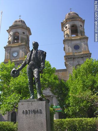Plaza Constitución. Monumento a Artigas y la Parroquia de la Santísima Trinidad. - Departamento de Flores - URUGUAY. Foto No. 29874