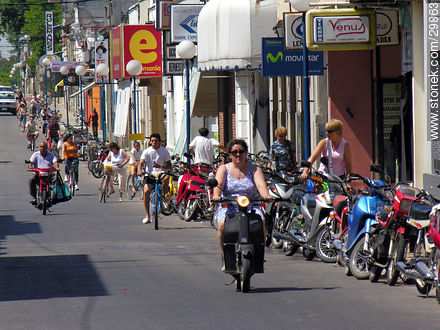 Calle del centro de Trinidad. - Departamento de Flores - URUGUAY. Foto No. 29863