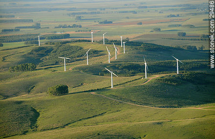 Primeros generadores de energía eólica del Uruguay. Parque eólico Nuevo Manantial en el Departamento de Rocha  - Departamento de Rocha - URUGUAY. Foto No. 29486