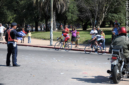 La Vuelta Ciclista 2009 en el Parque Batlle - Departamento de Montevideo - URUGUAY. Foto No. 29490