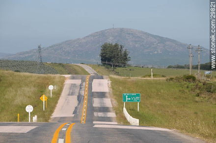 Ruta 60 y el cerro de Pan de Azúcar - Departamento de Maldonado - URUGUAY. Foto No. 29821