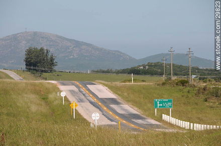 Ruta 60 y el cerro Pan de Azúcar - Departamento de Maldonado - URUGUAY. Foto No. 29823