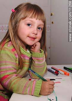 Girl painting and drawing a picture -  - MORE IMAGES. Photo #11268