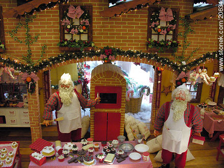 Cocineros de Navidad en una cocina de fantasia - Departamento de Montevideo - URUGUAY. Foto No. 20634