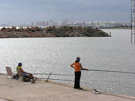 Pesca en el muelle - Departamento de Montevideo - URUGUAY. Foto No. 15700
