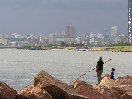 Abuelo y nieto de pesca en la bahía - Departamento de Montevideo - URUGUAY. Foto No. 15705