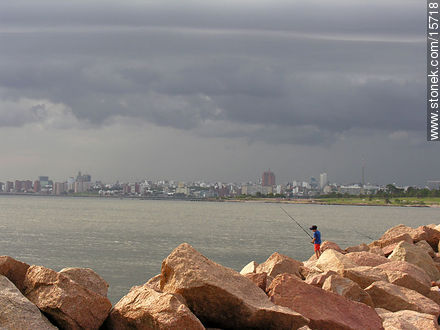 Niño pescador solitario - Departamento de Montevideo - URUGUAY. Foto No. 15718