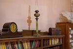 Casa del Dr. Penza Berligieri. Reloj y lámpara antiguos en la biblioteca - Foto #87388
