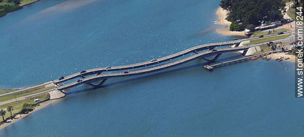 Puente ondulante sobre el arroyo Maldonado - Punta del Este y balnearios cercanos - URUGUAY. Foto No. 8244