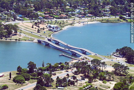 Puente ondulante sobre el arroyo Maldonado - Punta del Este y balnearios cercanos - URUGUAY. Foto No. 8249