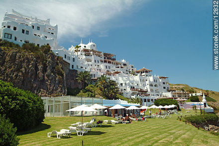 Hotel Casapueblo desde la playa - Punta del Este y balnearios cercanos - URUGUAY. Foto No. 12832