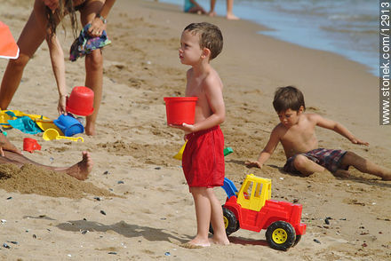 Niño y jugetes playeros - Punta del Este y balnearios cercanos - URUGUAY. Foto No. 12913
