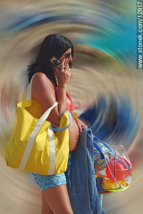 Embarazada al teléfono en la playa - Punta del Este y balnearios cercanos - URUGUAY. Foto No. 12917