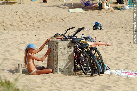 Grafiteando en la playa. - Punta del Este y balnearios cercanos - URUGUAY. Foto No. 12925