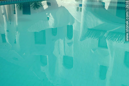 Reflejo en la piscina - Punta del Este y balnearios cercanos - URUGUAY. Foto No. 12938