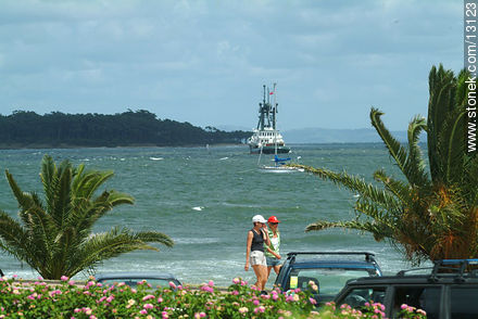 Paseo con viento en la rambla - Punta del Este y balnearios cercanos - URUGUAY. Foto No. 13123