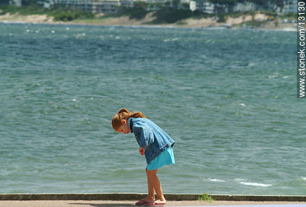 A girl looking for something - Punta del Este and its near resorts - URUGUAY. Photo #13130