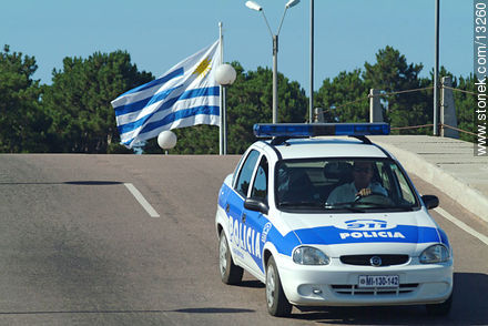 Móvil policial y bandera en el puente ondulante - Punta del Este y balnearios cercanos - URUGUAY. Foto No. 13260