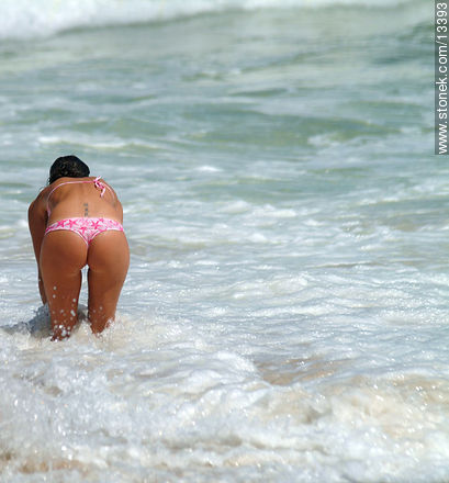 Chica refrescándose en el agua - Punta del Este y balnearios cercanos - URUGUAY. Foto No. 13393