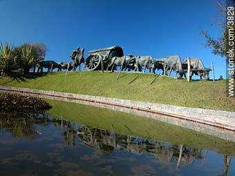 Monumento a la Carreta en el Parque Batlle. Autor: José Belloni. - Departamento de Montevideo - URUGUAY. Foto No. 3829
