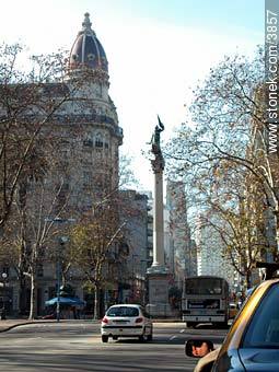 Plaza Libertad. Edificio Montero. Vista de oeste a este. - Departamento de Montevideo - URUGUAY. Foto No. 3857