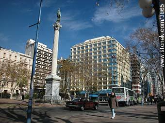 Desde la Plaza Cagancha. - Departamento de Montevideo - URUGUAY. Foto No. 3865
