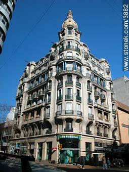 San Felipe y Santiago building at 18 de Julio and Yaguarón Streets - Department of Montevideo - URUGUAY. Photo #3882