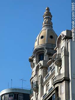Edificio San Felipe y Santiago en 18 de Julio y Yaguarón - Departamento de Montevideo - URUGUAY. Foto No. 3885