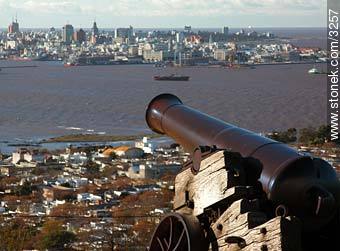 Cannon pointing to Downtown Montevideo. - Department of Montevideo - URUGUAY. Photo #3257