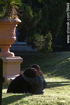 Amor en la plaza de Colonia - Departamento de Colonia - URUGUAY. Foto No. 5949