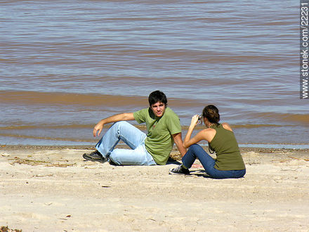Pareja en la playa - Departamento de Colonia - URUGUAY. Foto No. 22231