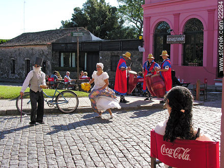 Representaciones de candombe para los turistas - Departamento de Colonia - URUGUAY. Foto No. 22284