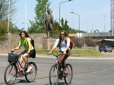 Ciclistas en la Av. Luis Alberto de Herrera - Departamento de Colonia - URUGUAY. Foto No. 26428