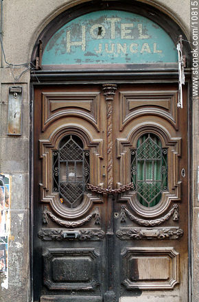 Puerta antigua del hotel Juncal en la calle Rincón - Departamento de Montevideo - URUGUAY. Foto No. 10815