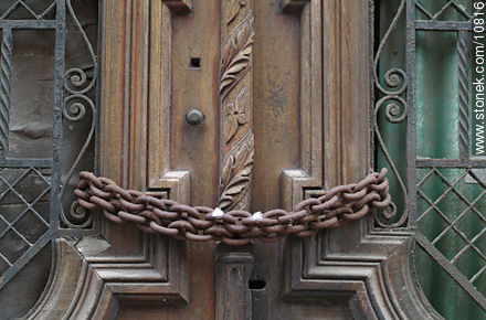 Puerta con cadenas - Departamento de Montevideo - URUGUAY. Foto No. 10816