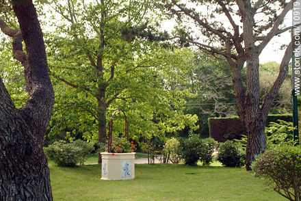 Aljibe en jardín - Punta del Este y balnearios cercanos - URUGUAY. Foto No. 10919