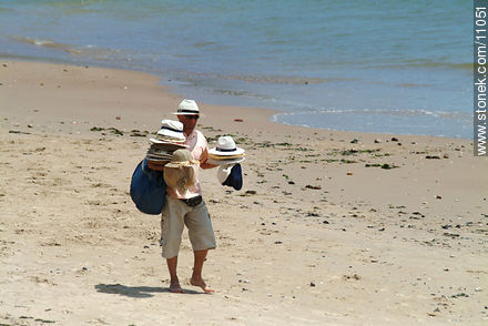 Vendedor de sombreros - Punta del Este y balnearios cercanos - URUGUAY. Foto No. 11051
