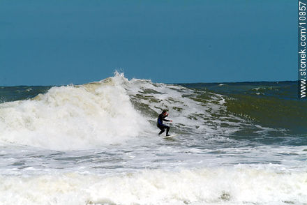 Surf en las olas de la Brava - Punta del Este y balnearios cercanos - URUGUAY. Foto No. 10857