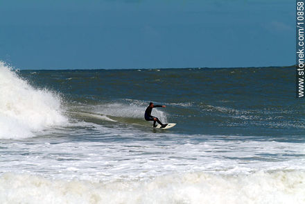 Surf en las olas de la Brava - Punta del Este y balnearios cercanos - URUGUAY. Foto No. 10858