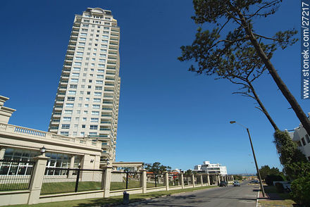 Le Jardin tower. Martiniano Chiossi avenue - Punta del Este and its near resorts - URUGUAY. Photo #27217