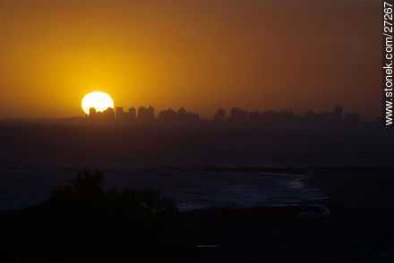 Puesta de sol recortando la Península - Punta del Este y balnearios cercanos - URUGUAY. Foto No. 27267