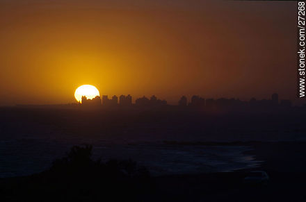 Puesta de sol recortando la Península - Punta del Este y balnearios cercanos - URUGUAY. Foto No. 27268