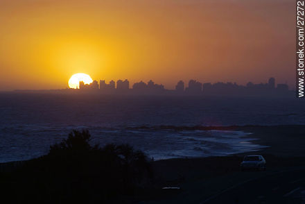 Puesta de sol recortando la Península - Punta del Este y balnearios cercanos - URUGUAY. Foto No. 27272