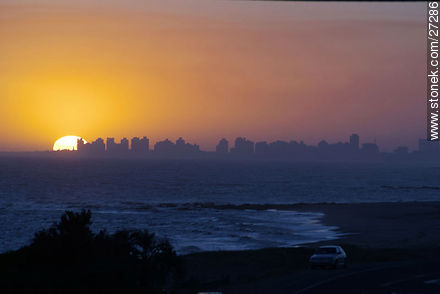 Puesta de sol recortando la Península - Punta del Este y balnearios cercanos - URUGUAY. Foto No. 27286