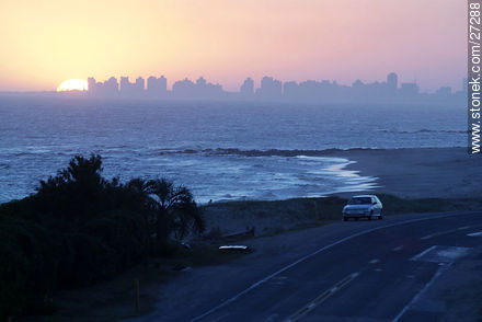 Puesta de sol recortando la Península - Punta del Este y balnearios cercanos - URUGUAY. Foto No. 27288