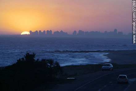 Puesta de sol recortando la Península - Punta del Este y balnearios cercanos - URUGUAY. Foto No. 27289